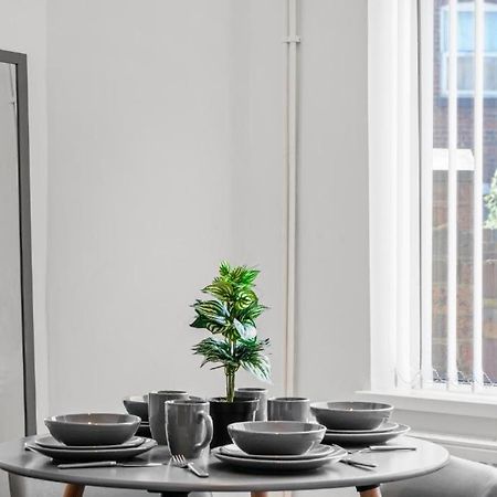 Modern Equipped 4 Bedroom House In Central Stoke-Free Parking Exterior photo