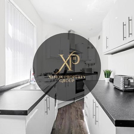 Modern Equipped 4 Bedroom House In Central Stoke-Free Parking Exterior photo
