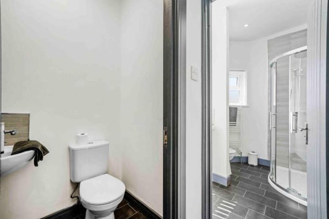 Modern Equipped 4 Bedroom House In Central Stoke-Free Parking Exterior photo