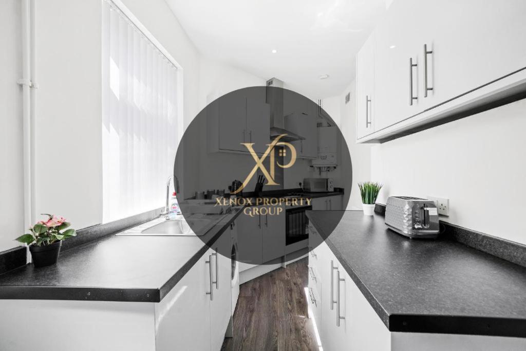 Modern Equipped 4 Bedroom House In Central Stoke-Free Parking Exterior photo
